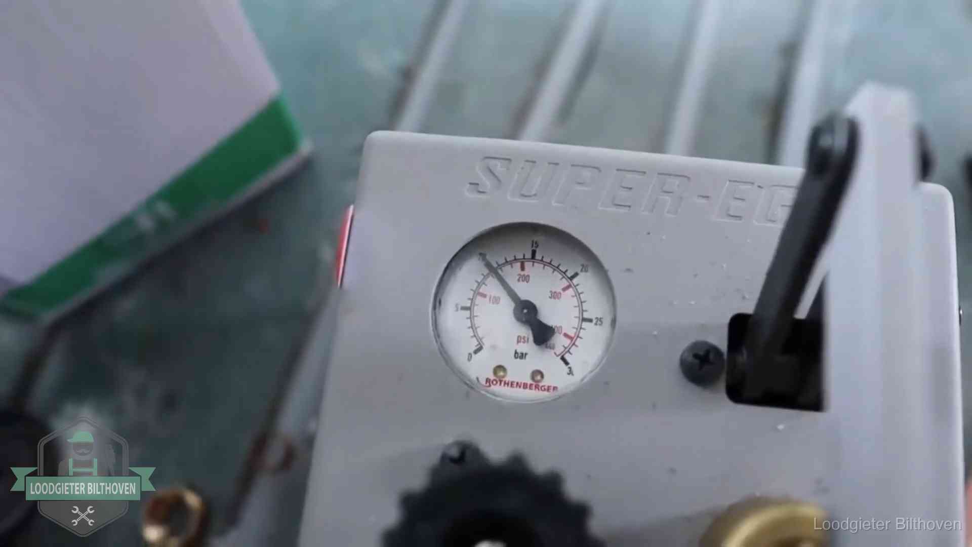 Manometer van een afperspomp bij controle van nieuw leidingwerk in Bilthoven