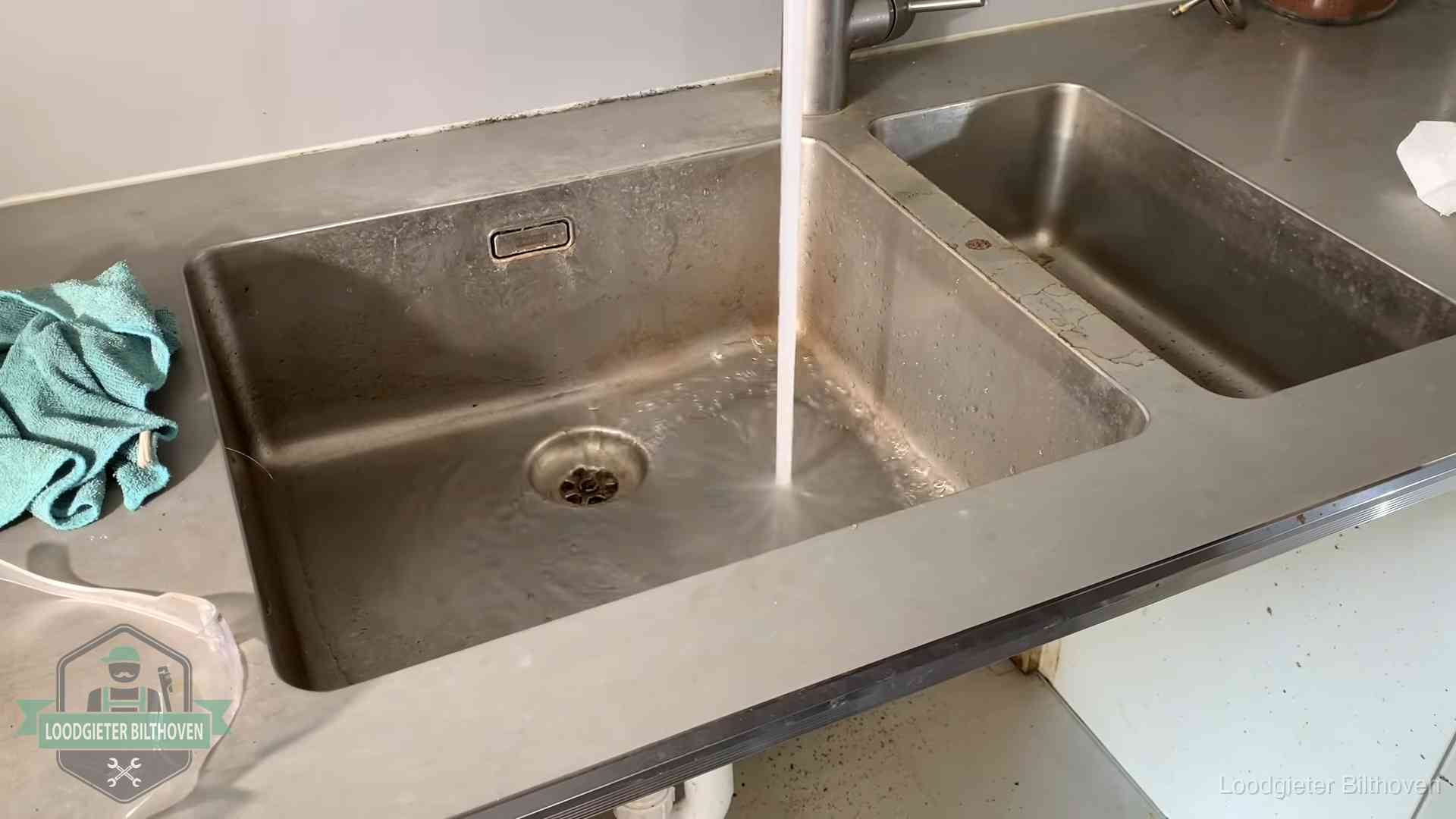 Vastlopende afvoer herkennen in Bilthoven Doorstroomtest van de afvoer bij een gootsteen in Bilthoven