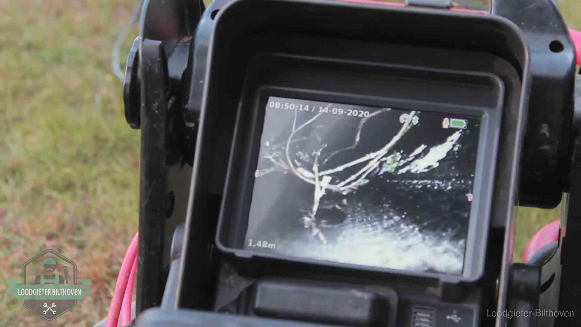 Camera-inspectie van het riool in Bilthoven Monitor van een rioolcamera toont wortelingroei in de rioolbuis bij een woning in Bilthoven
