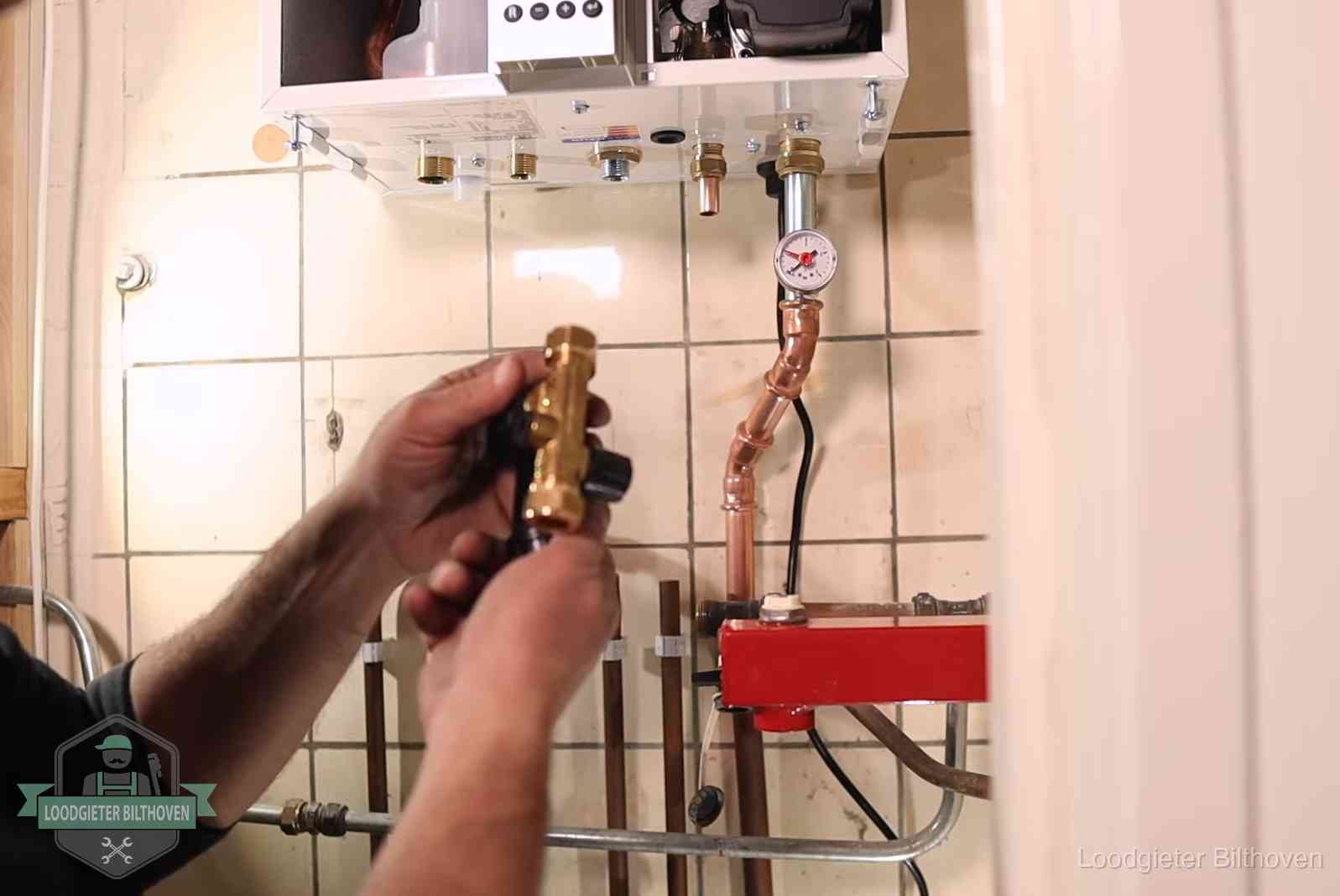 Zelf cv-druk bijvullen in Bilthoven Vulkraan en manometer onder een cv-ketel voor het bijvullen van de waterdruk in Bilthoven