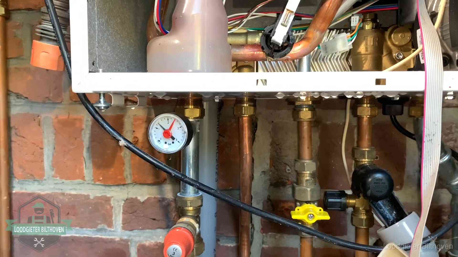 Manometer en aansluitleidingen onder een cv-ketel in Bilthoven bij controle op drukverlies
