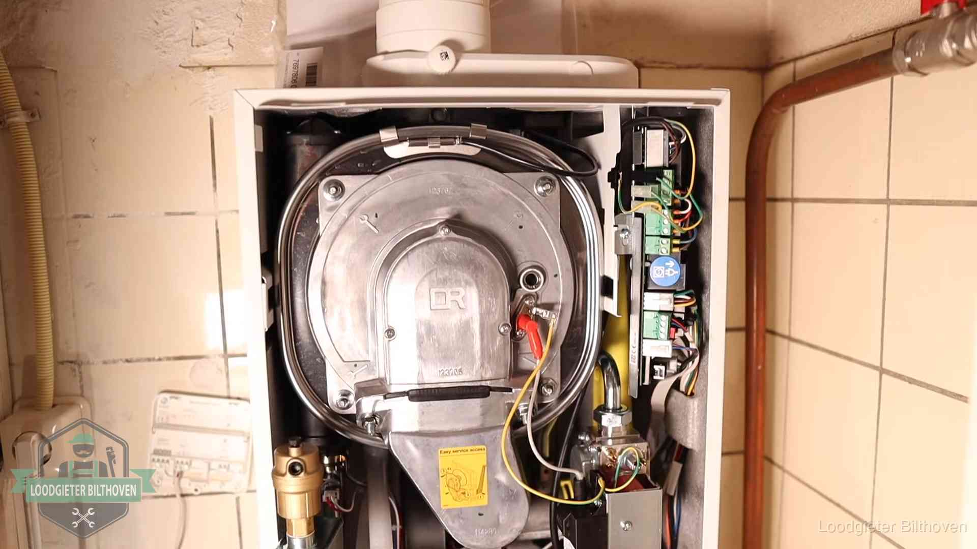 Hoe vaak cv-onderhoud in Bilthoven Geopende cv-ketel met warmtewisselaar tijdens periodiek onderhoud in Bilthoven