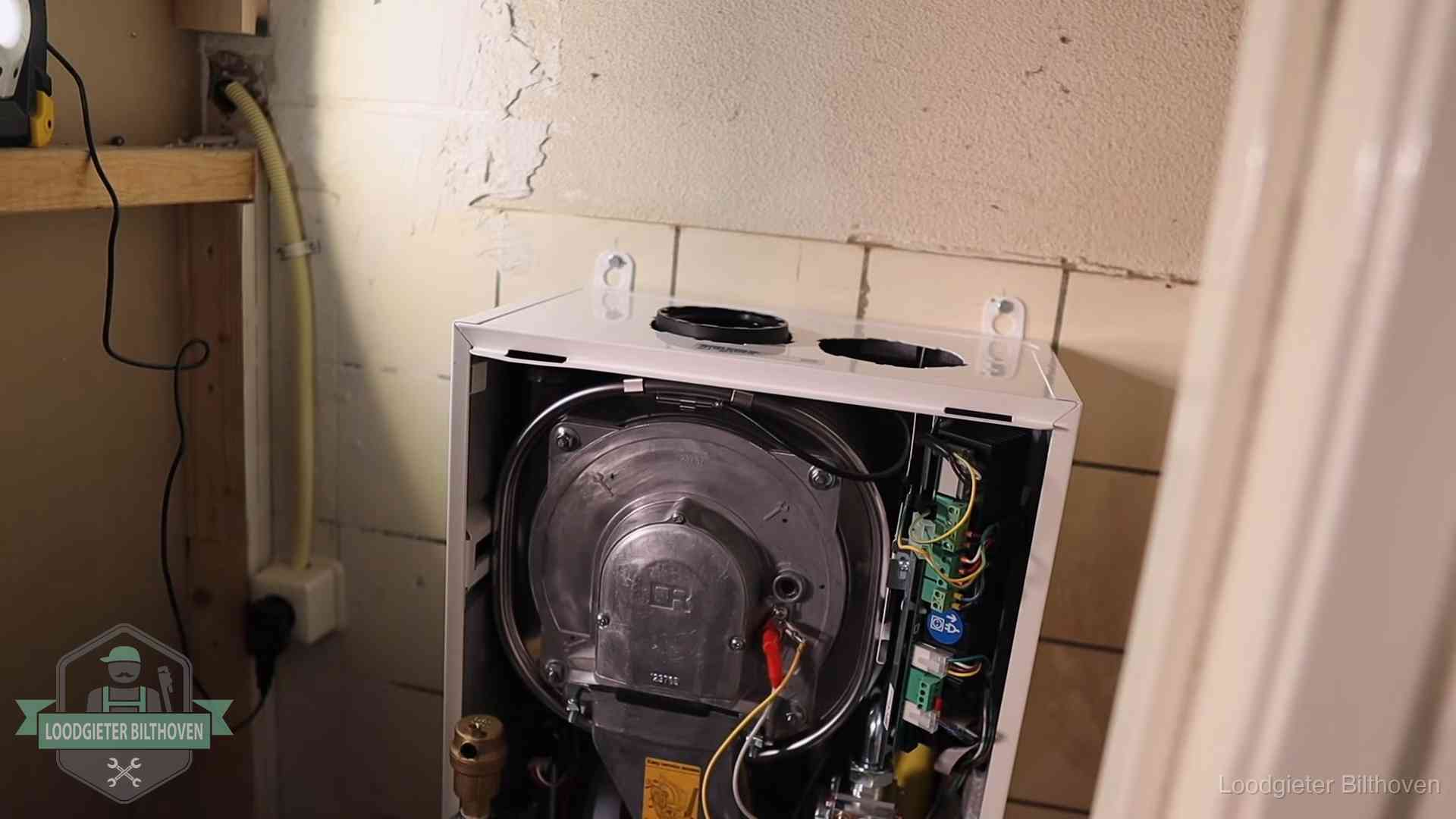 Onderhoudsbeurt cv-ketel in Bilthoven Geopende cv-ketel tijdens een onderhoudsbeurt in Bilthoven, met brander en warmtewisselaar zichtbaar
