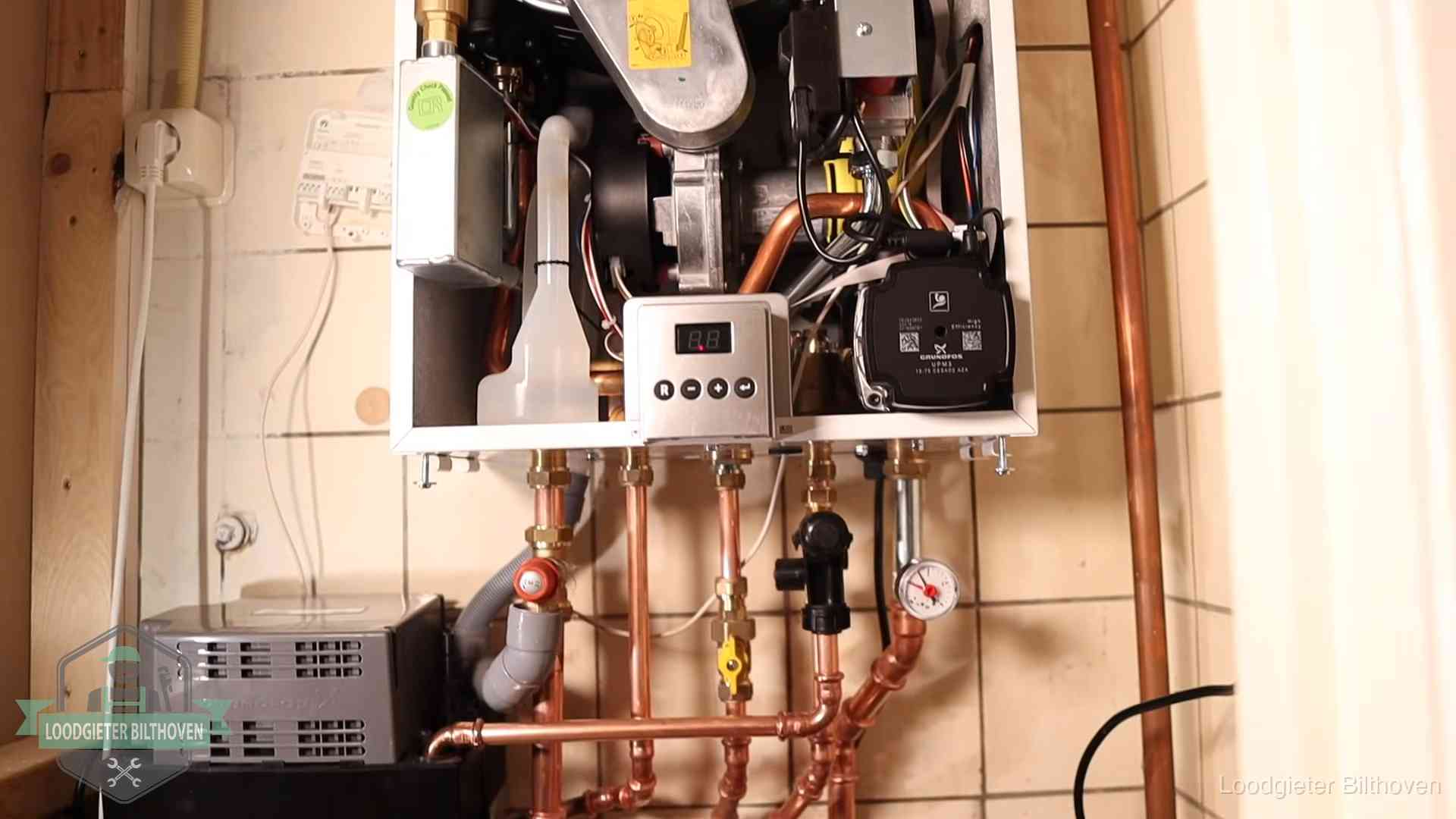 Zuiniger stoken na cv-onderhoud in Bilthoven Geopende cv-ketel met brander en cv-pomp tijdens een onderhoudsbeurt in Bilthoven
