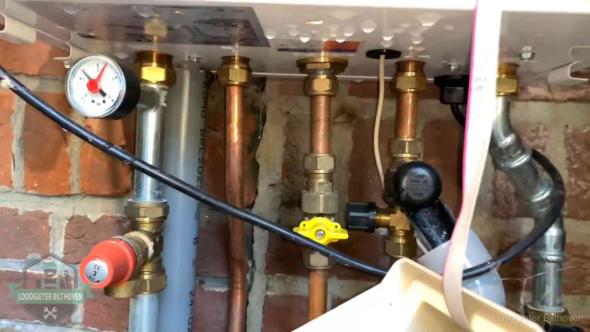 Kosten cv-ketel onderhoud in Bilthoven Onderaansluitingen van een cv-ketel met manometer en gaskraan in Bilthoven