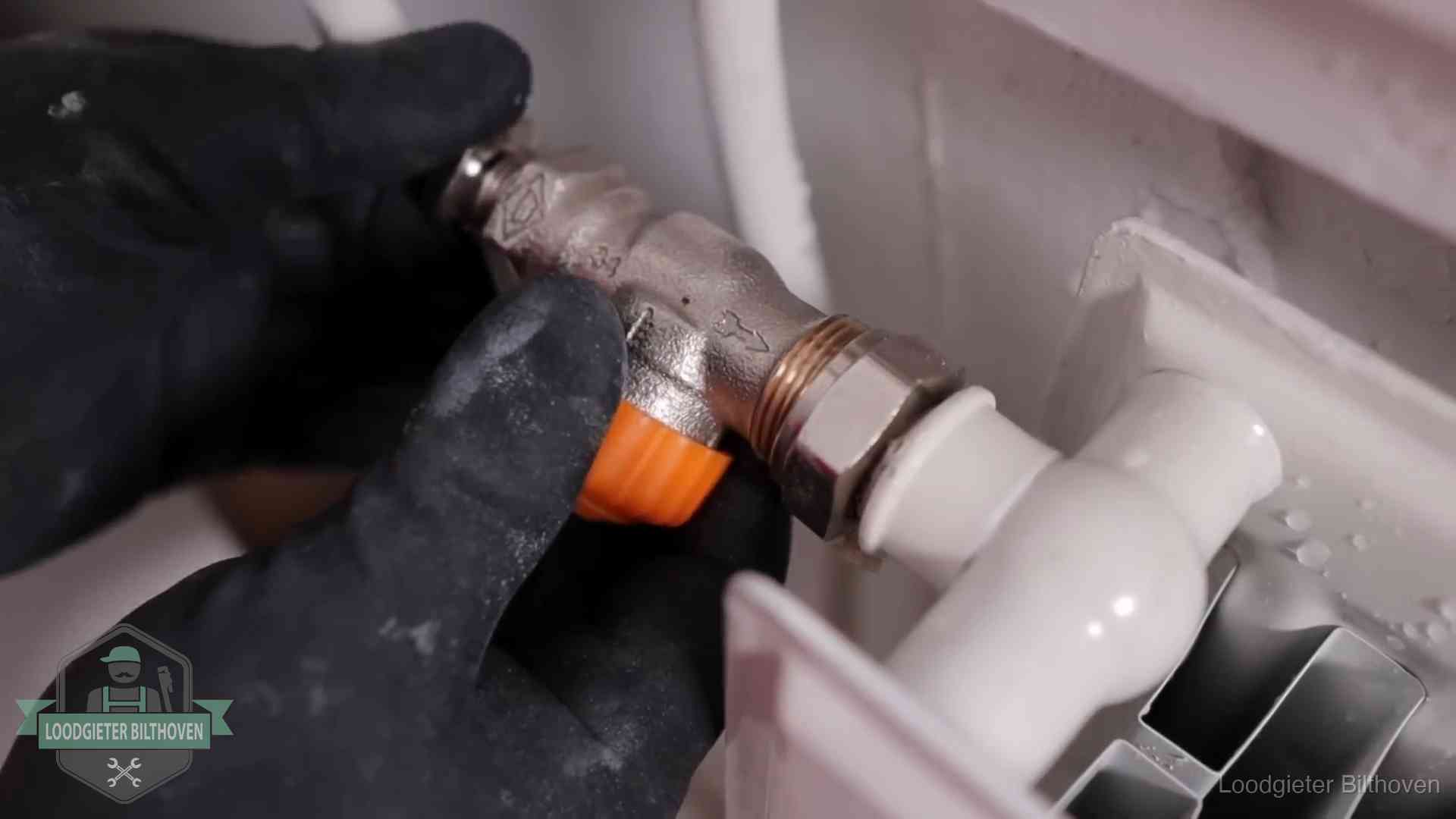 Je cv winterklaar maken in Bilthoven Thermostaatkraan wordt gemonteerd op een radiator in Bilthoven voor het stookseizoen