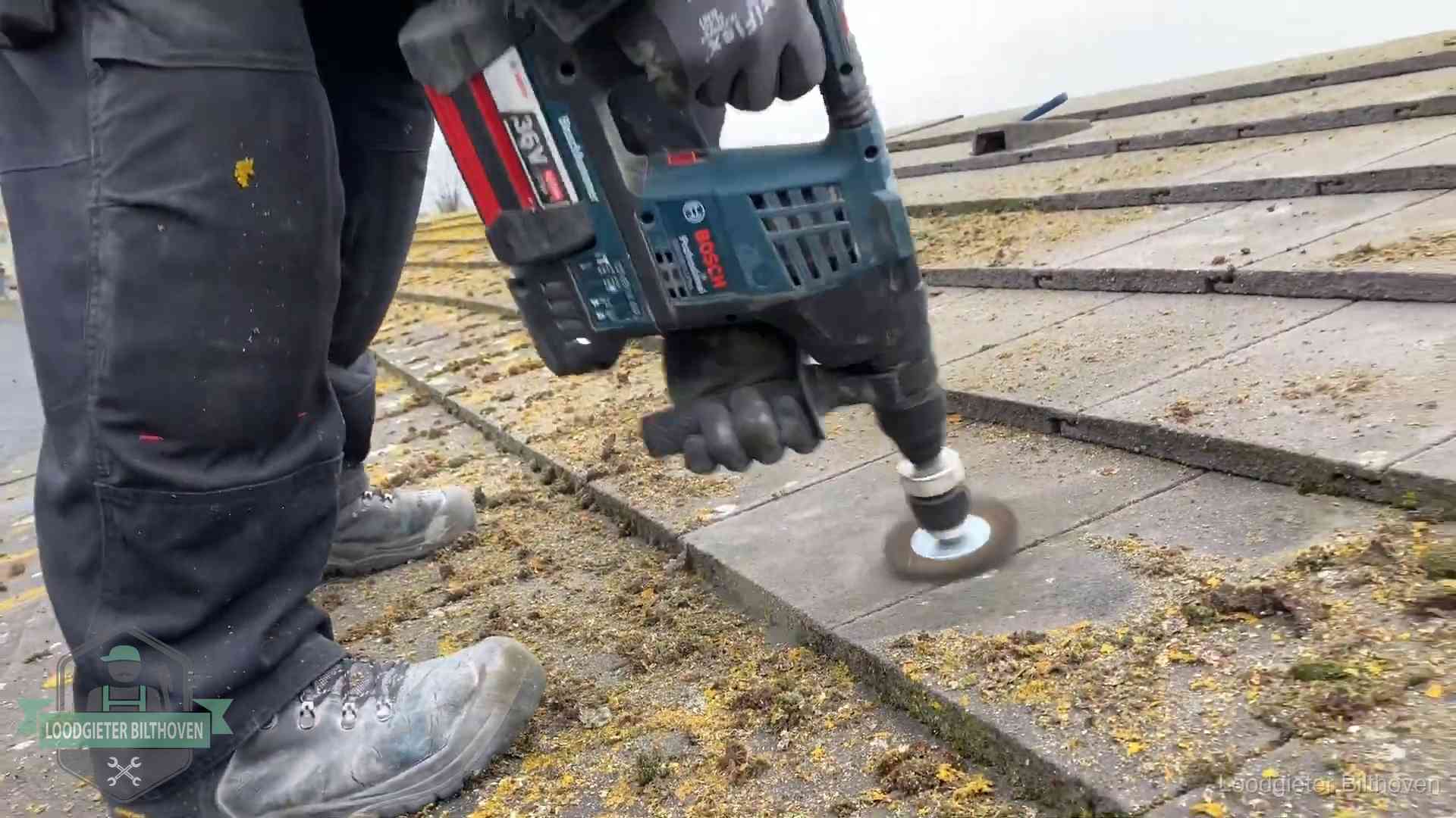 Dakonderhoud en preventie in Bilthoven Betonnen dakpannen worden machinaal gereinigd tijdens dakonderhoud in Bilthoven