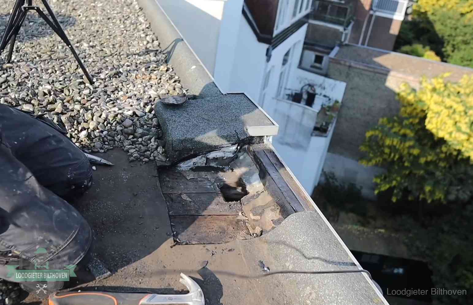 Gevolgen van een daklekkage in Bilthoven Opengelegde dakrand met verrot dakbeschot door een langdurige daklekkage in Bilthoven