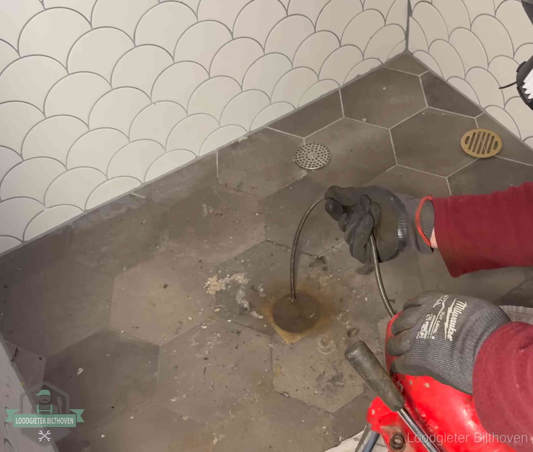 Rioolwater komt omhoog in Bilthoven Ontstoppingsveer gaat in een geopend doucheputje in Bilthoven waar het water omhoogkwam