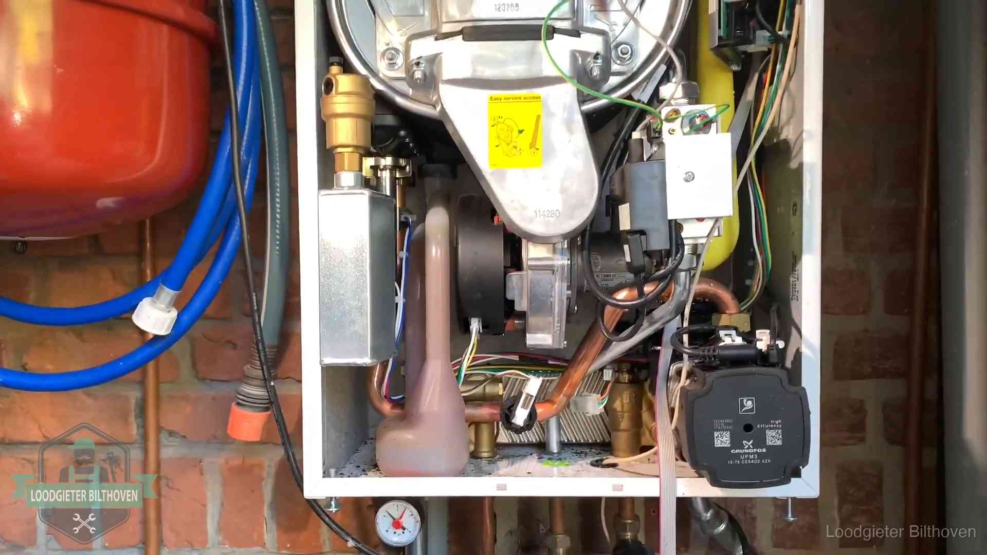 Expansievat en waterdruk in Bilthoven Geopende cv-ketel met rood expansievat in een woning in Bilthoven