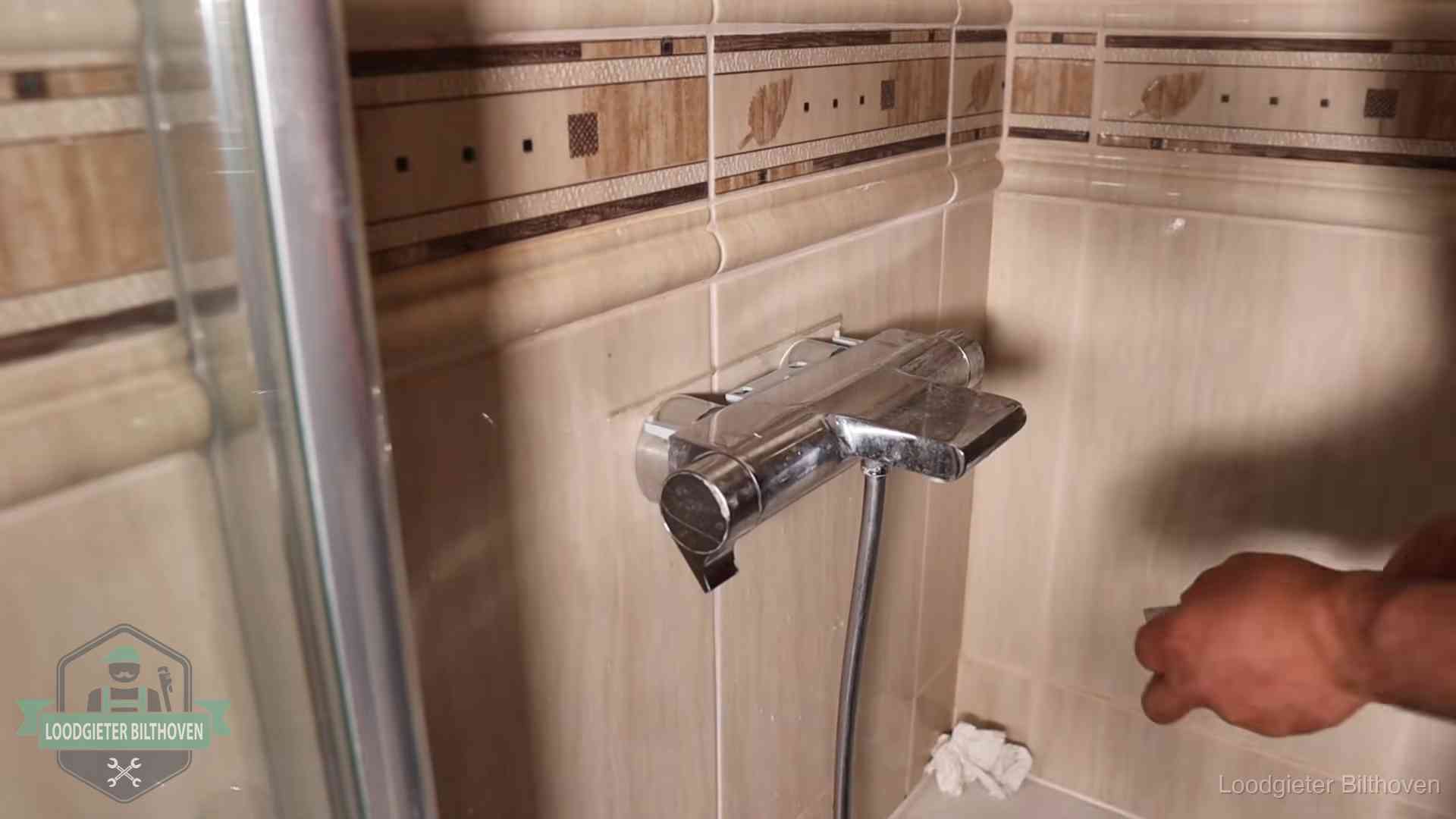 Kalkaanslag en je cv-ketel in Bilthoven Verkalkte douche-mengkraan in Bilthoven, hetzelfde kalk dat zich in de warmtewisselaar afzet