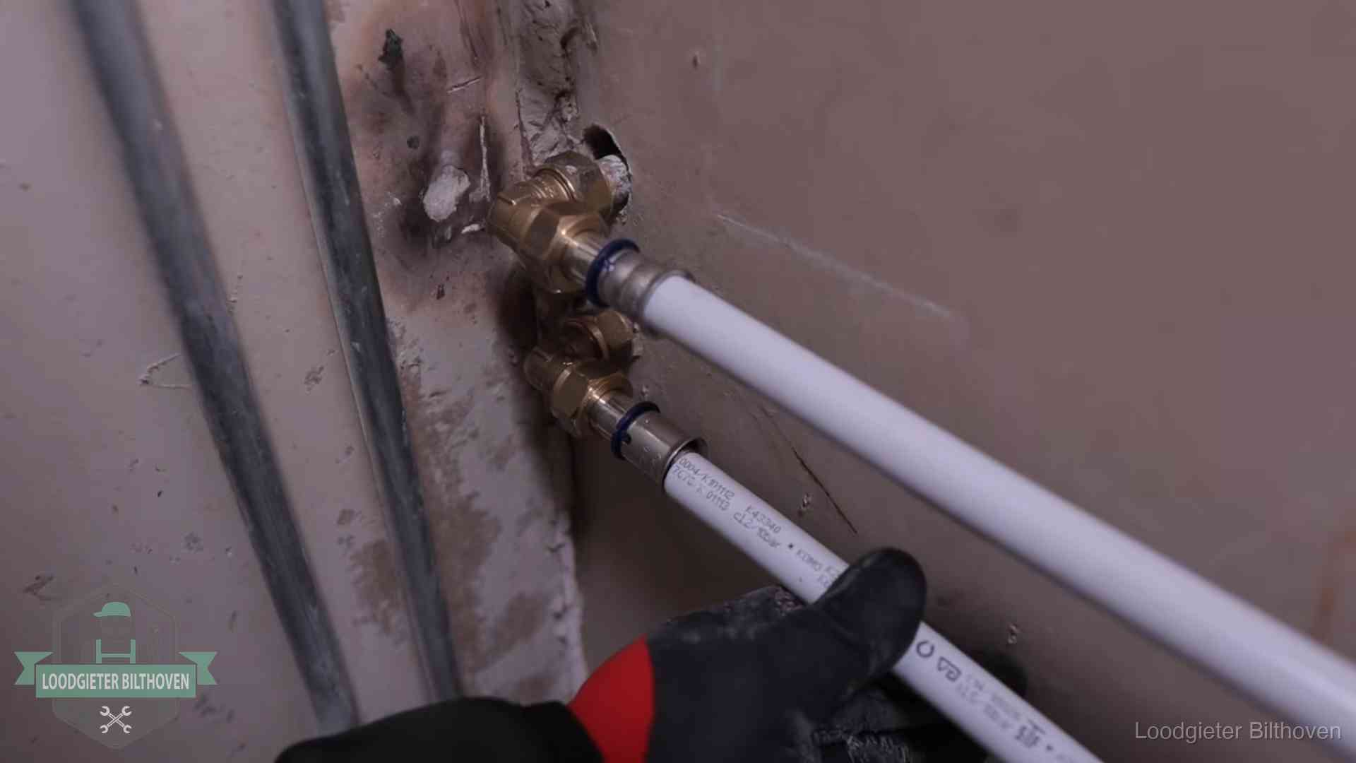 Meerlagenbuizen met keurmerk en rvs persfittingen op muuraansluitingen in Bilthoven