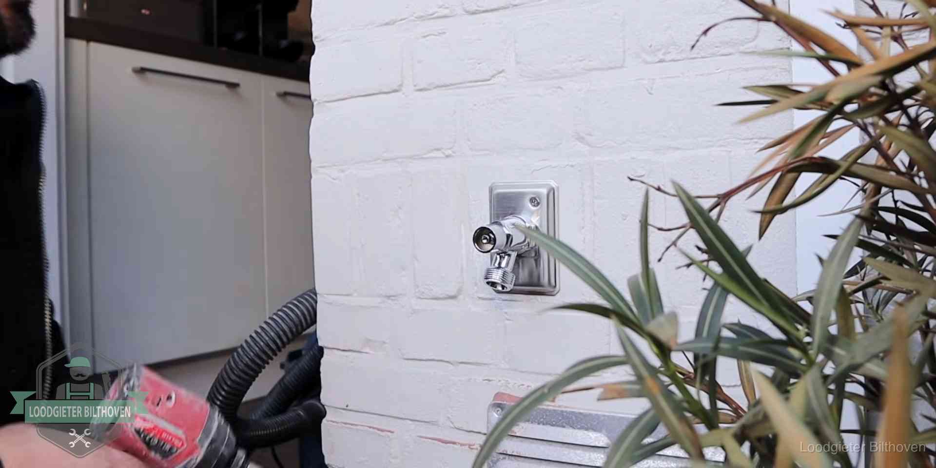 Daklek of leidinglek testen in Bilthoven Chromen kraan op een muurplaat bij een woning in Bilthoven, dichtdraaien is stap een van de lektest