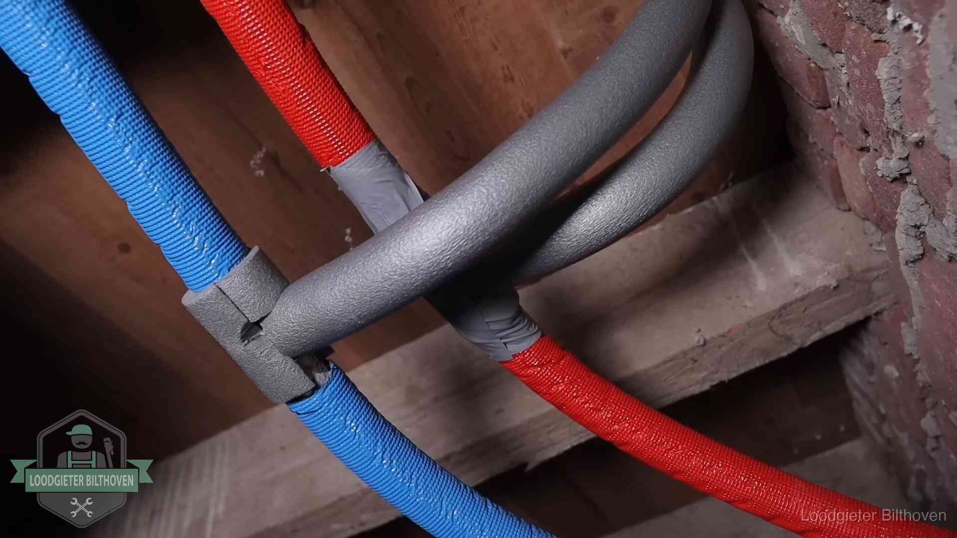 Geïsoleerde waterleidingen langs houten balken tegen bevriezing in Bilthoven