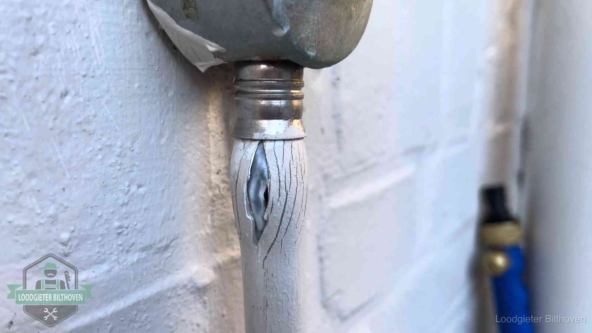 Oude waterleiding in Bilthoven waar de verf openscheurt, een stille aanwijzing voor een beginnend lek