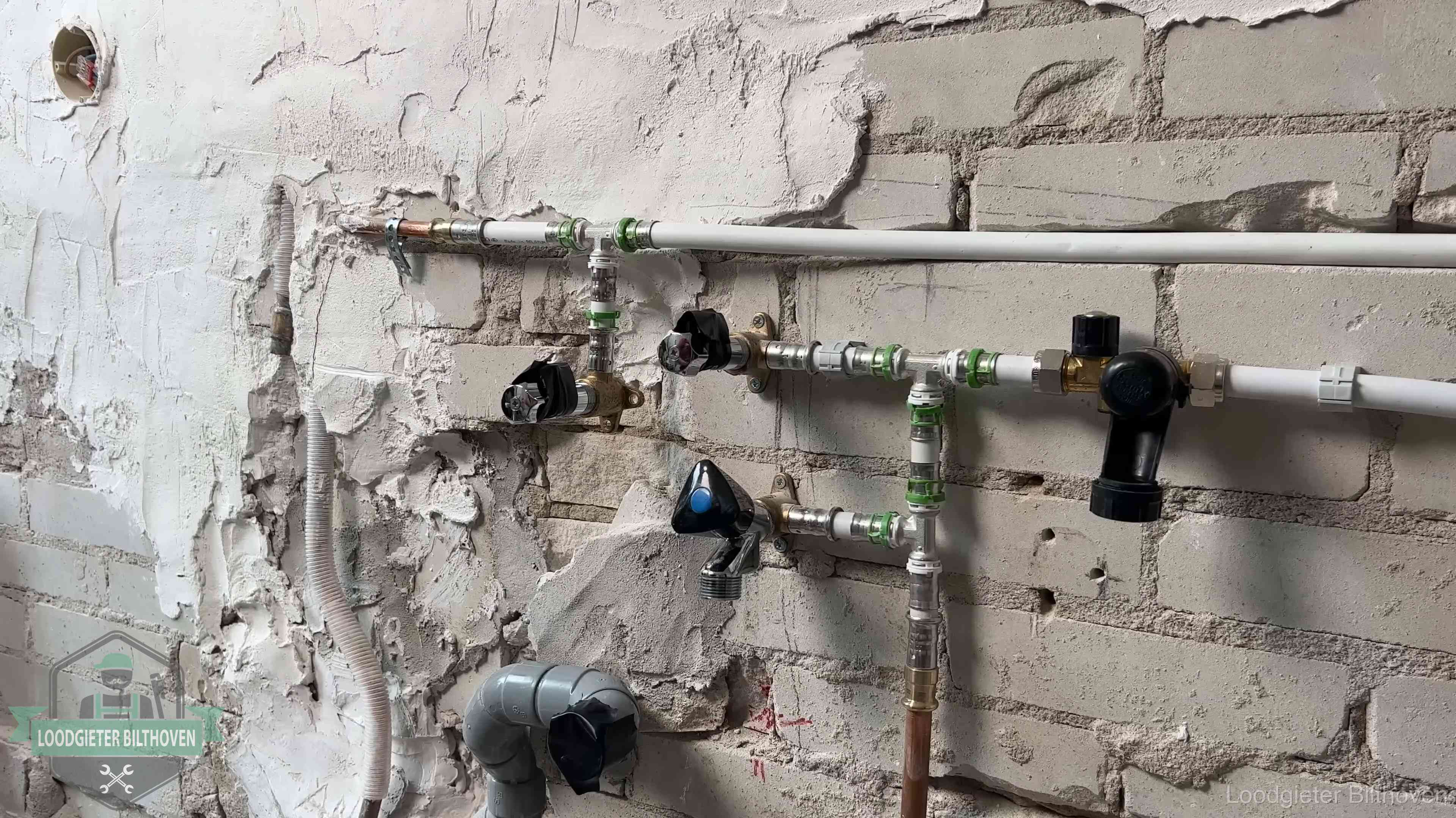 Nieuw aangelegd leidingwerk met persfittingen tijdens een verbouwing in Bilthoven