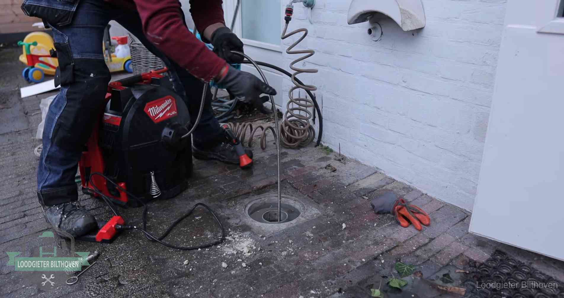 Erfgrens en gemeenteriool in Bilthoven Ontstoppingsputje in de bestrating naast de gevel van een woning in Bilthoven