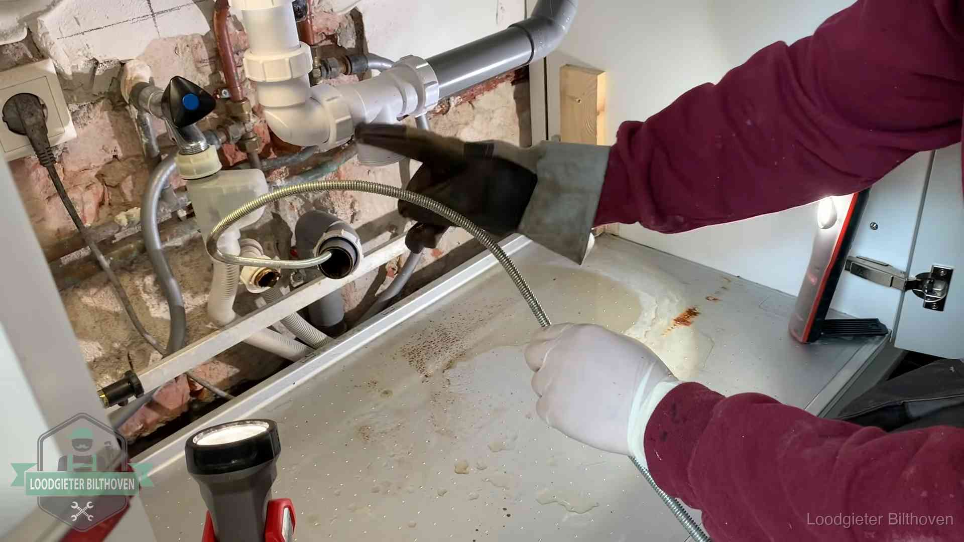 Spiraal of hogedruk in Bilthoven Ontstoppingsveer gaat in een geopende sifonaansluiting onder het aanrecht in Bilthoven