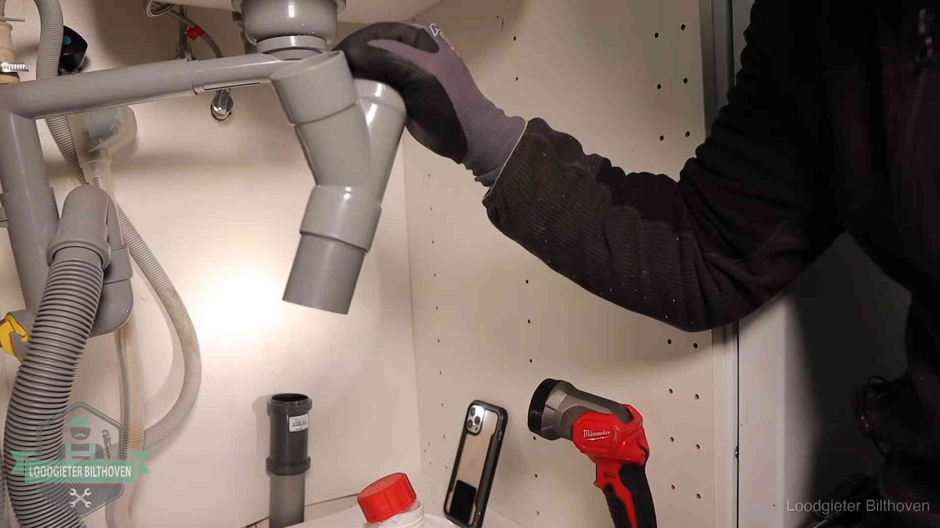 Rioollucht in huis verhelpen in Bilthoven Loodgieter demonteert het sifon- en afvoerwerk onder een gootsteen in Bilthoven bij stankklachten