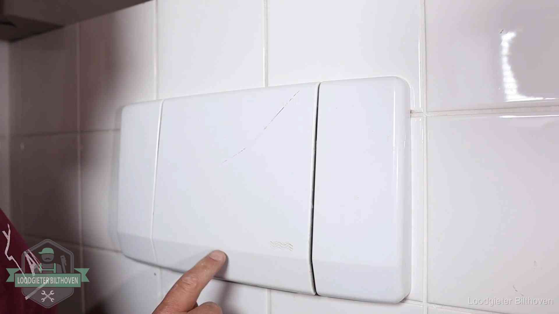 Bedieningspaneel van een inbouwreservoir van een hangend toilet in Bilthoven