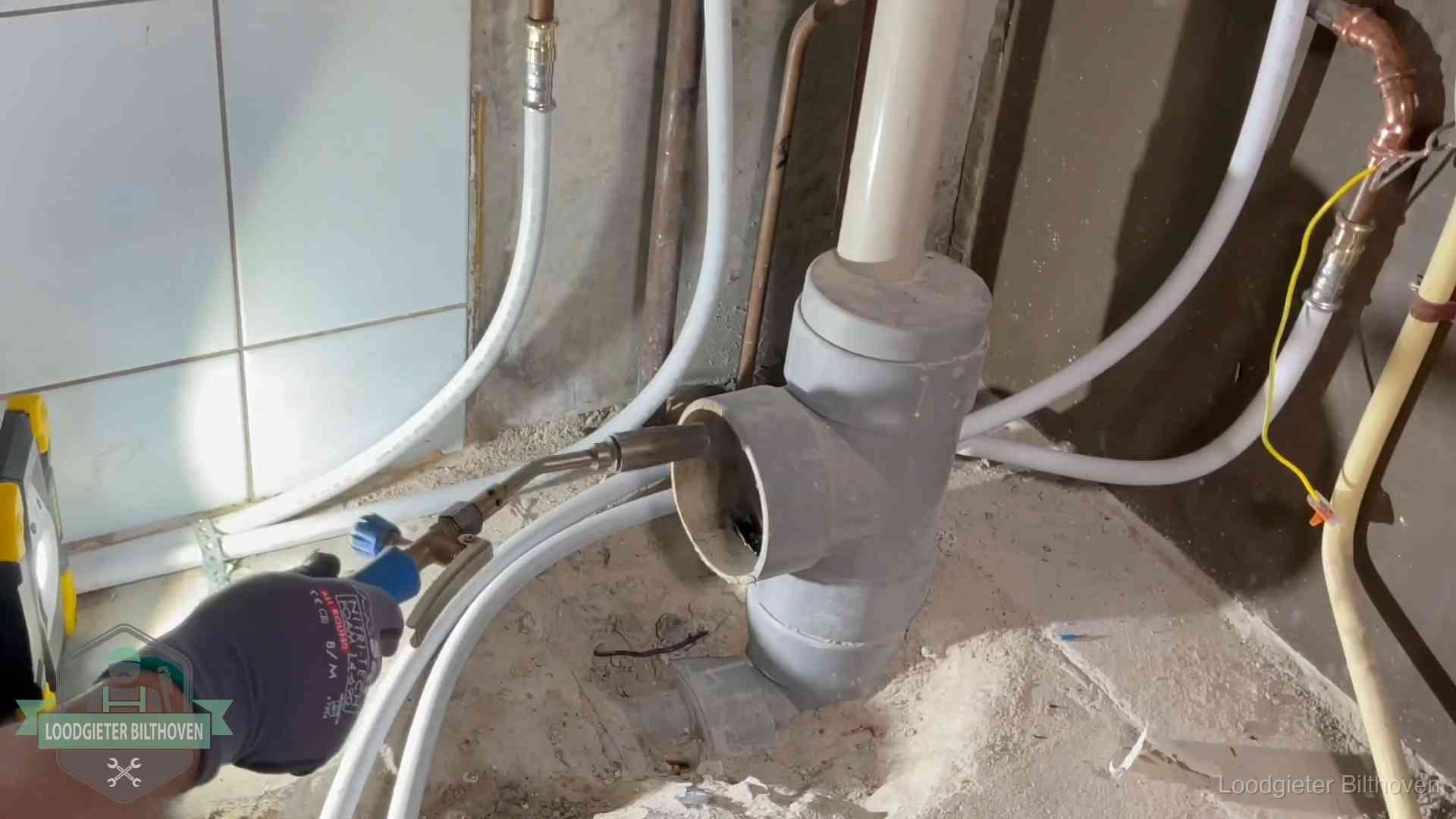 Verstopping in een huurwoning in Bilthoven Loodgieter werkt aan leidingen bij de pvc-standleiding van een huurwoning in Bilthoven