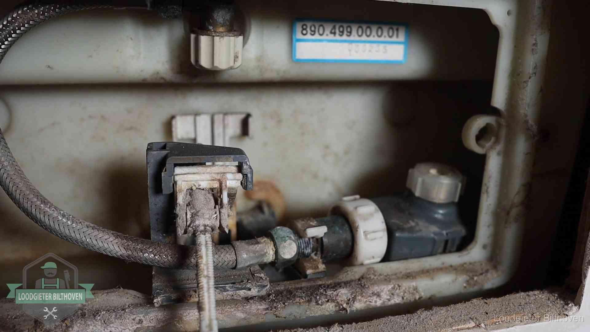 Verkalkt binnenwerk van een stortbak met vlotterkraan in Bilthoven