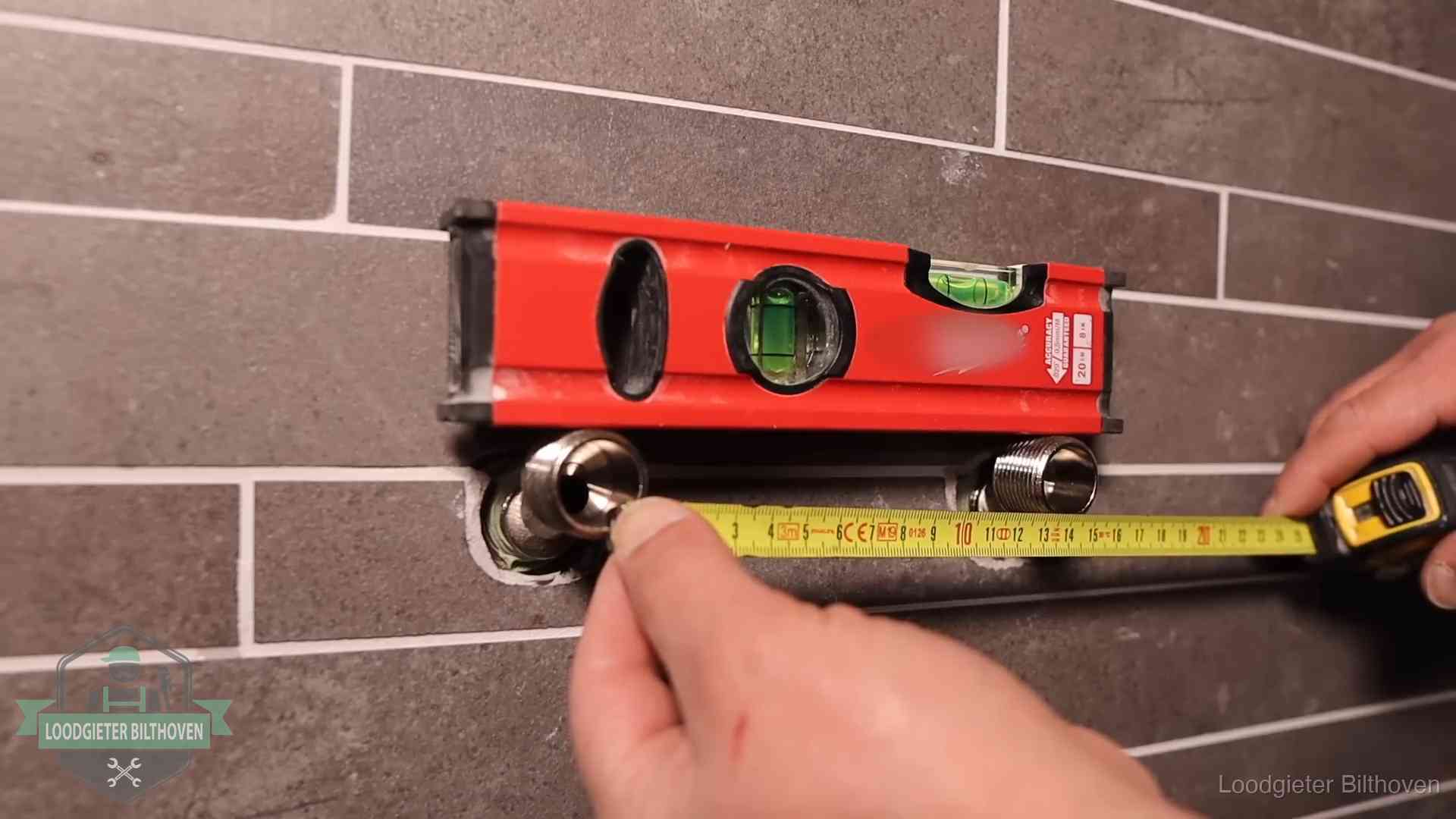 Waterpas en duimstok bij kraan-aansluitpunten in een badkamer in Bilthoven