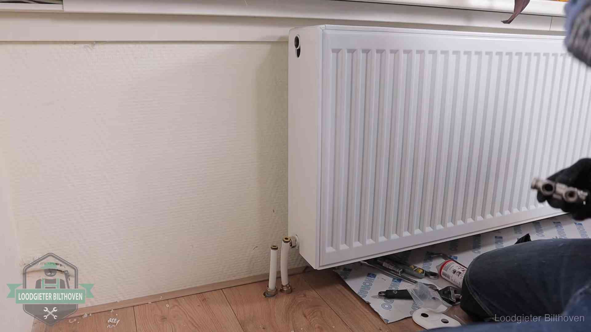 Verwarming per wijk in Bilthoven Nieuw gemonteerde radiator in een woonkamer in Bilthoven
