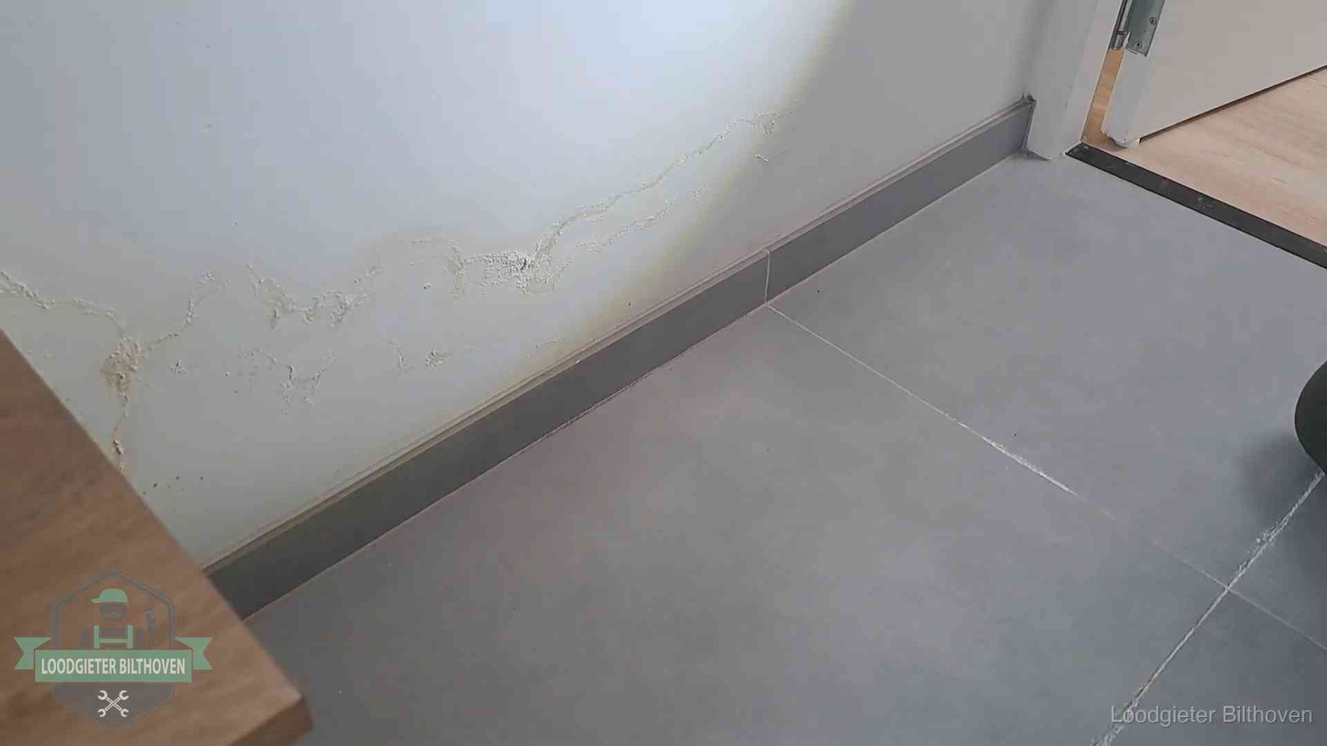 Verzekering en daklekkage in Bilthoven Waterschade met kalkuitbloeiing op een binnenwand in Bilthoven, vastgelegd voor de verzekering