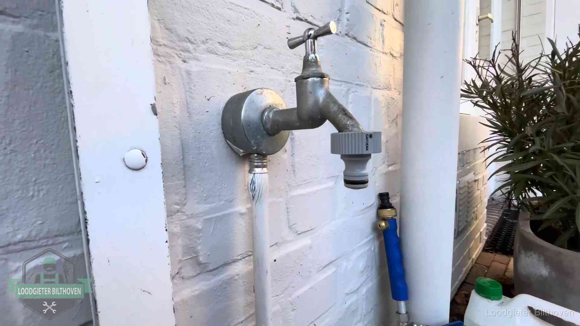 Buitenkraan met slangaansluiting bij een woning in Bilthoven, sluipverbruik zie je terug op de waterrekening