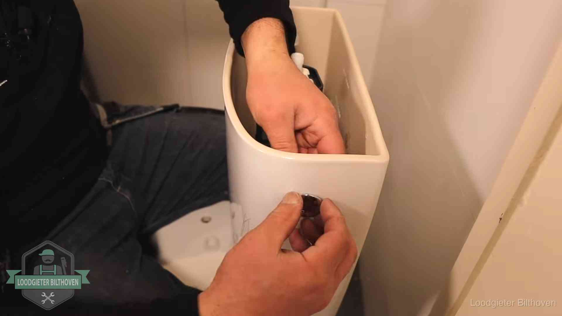 Drukknop van een duoblok-stortbak wordt gemonteerd bij een toilet in Bilthoven
