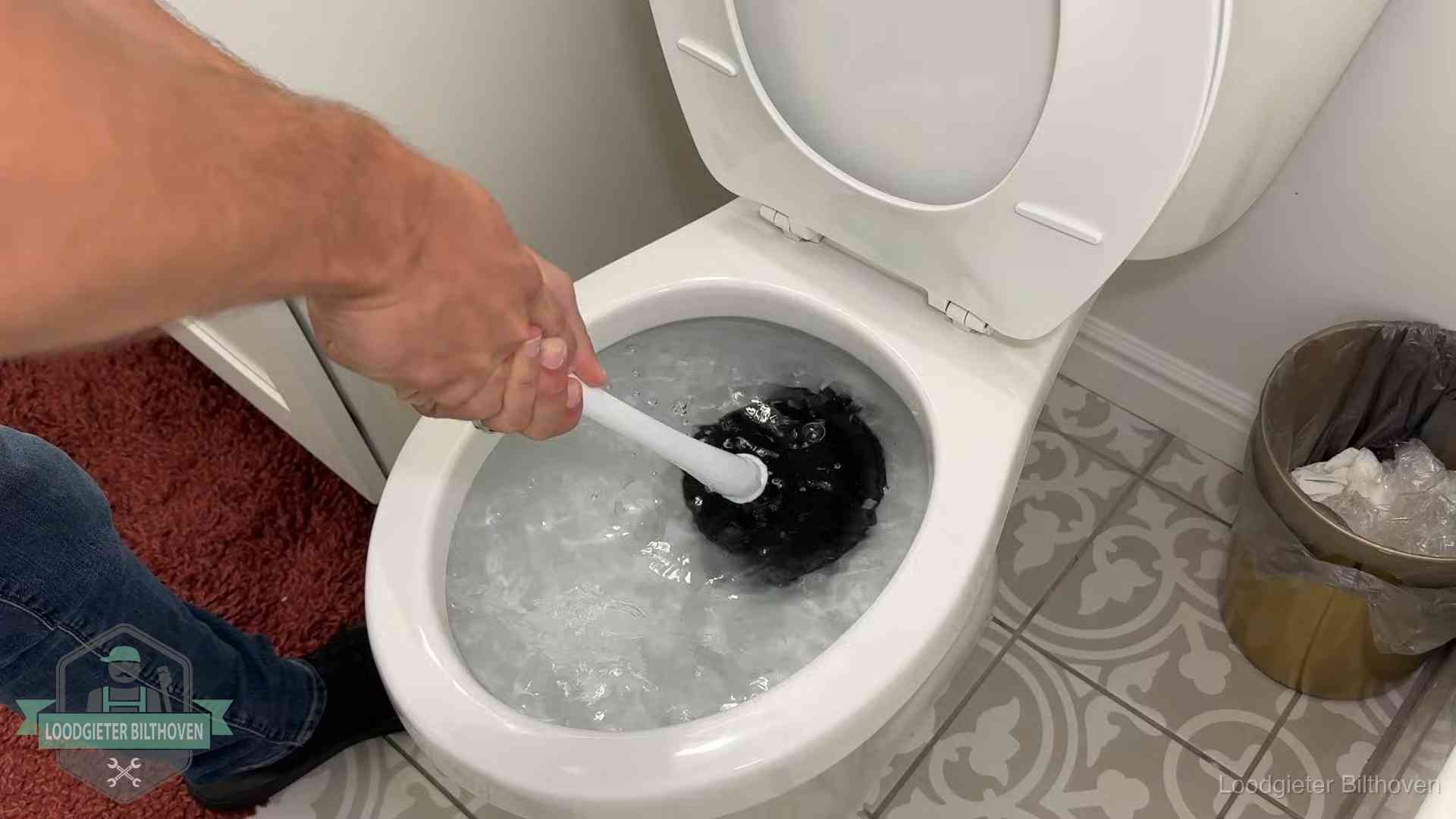 Zelf de wc ontstoppen met een plopper in Bilthoven, het water kolkt in de pot