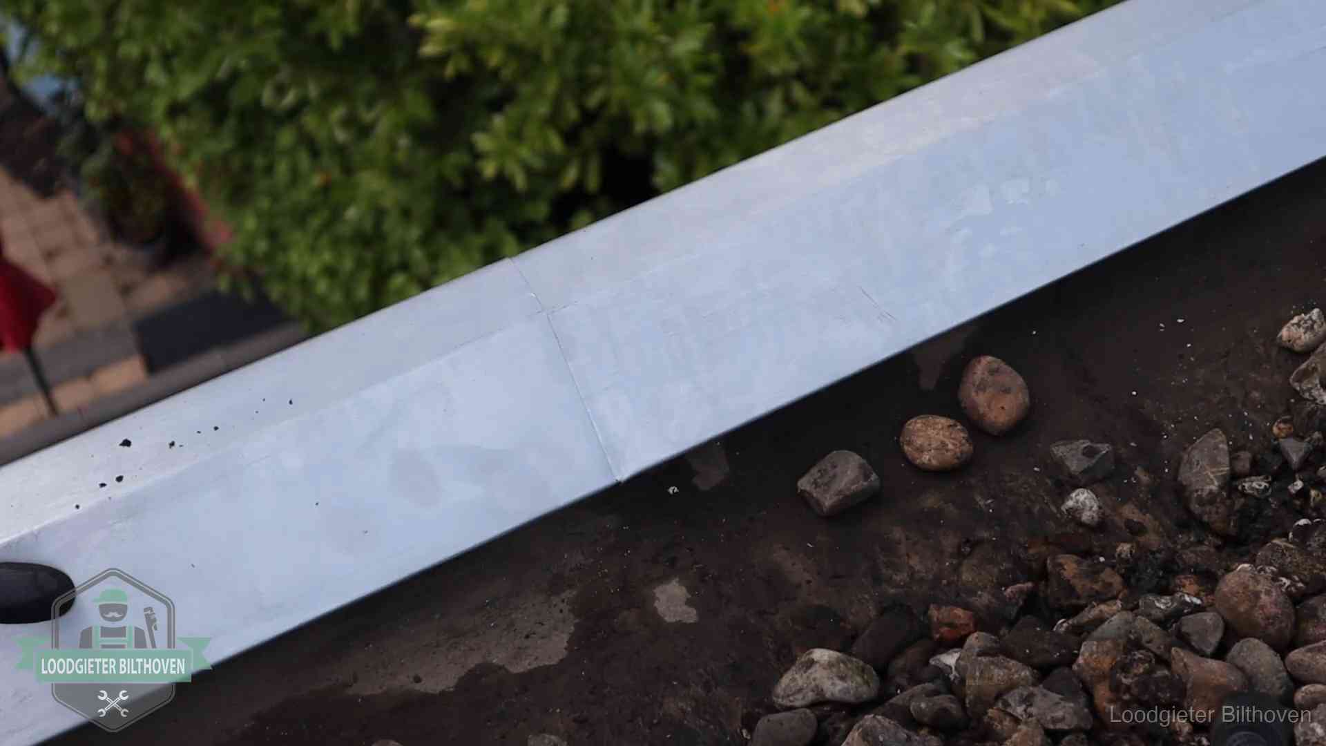 Garantie op dakwerk in Bilthoven Strak gesoldeerd naaddetail in een zinken daktrim op een dak in Bilthoven